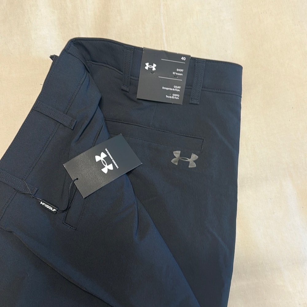 NEW! Never worn men’s under armour golf shorts size 40-black